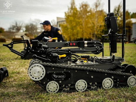 Канада передала украинским спасателям роботов для дистанционного разминирования