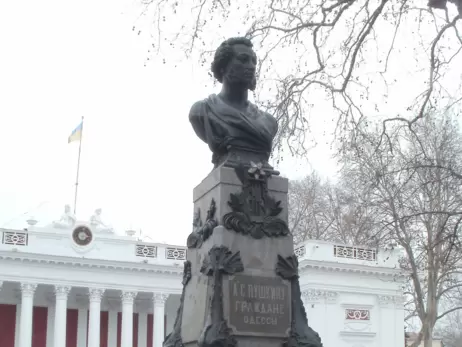 В Одессе демонтируют памятник Толстому, а Пушкина - оставят