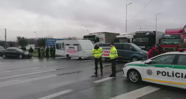 Словацькі перевізники тимчасово розблокували рух вантажівок на кордоні з Україною
