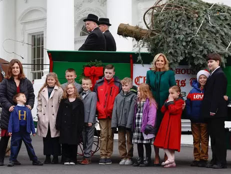Перша леді США з дітьми військових зустріла віз із різдвяною ялинкою біля Білого дому
