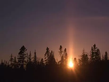 Жителі Волині побачили загадкове світіння в небі – в НАН пояснили, що це «сонячний стовп»