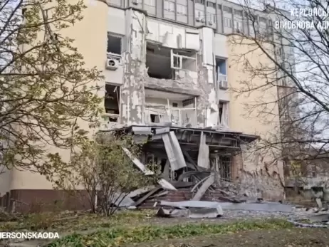 В Херсоне российский снаряд попал в детскую библиотеку