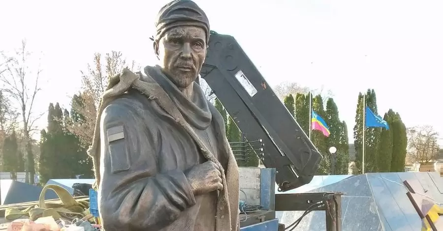 В Нежине установили памятник Герою Украины Александру Мациевскому