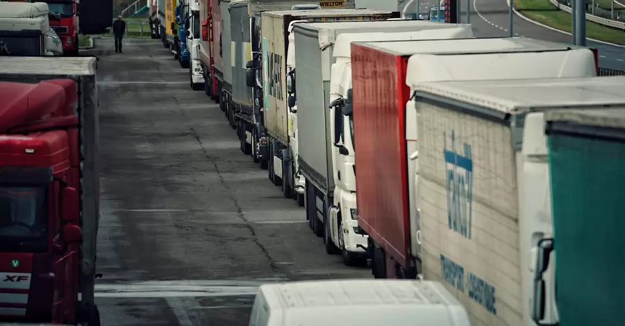 На кордоні зі Словаччиною рух вантажівок розблокований, на польскому черга зростає