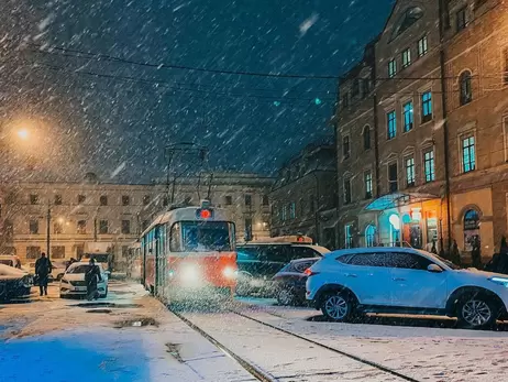 Траса Київ - Одеса заметена, люди 12 годин перебувають у сніговій пастці