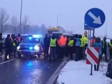 Украинские водители перекрывали дорогу в Перемышле в ответ на забастовку польских перевозчиков