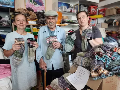 85-річний пенсіонер із Чернігова в'яже шкарпетки для військових: Скоро вже буде 120 пар