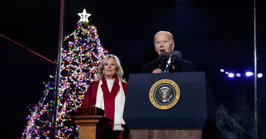 Джо и Джилл Байден зажгли огни рождественской елки у Белого дома