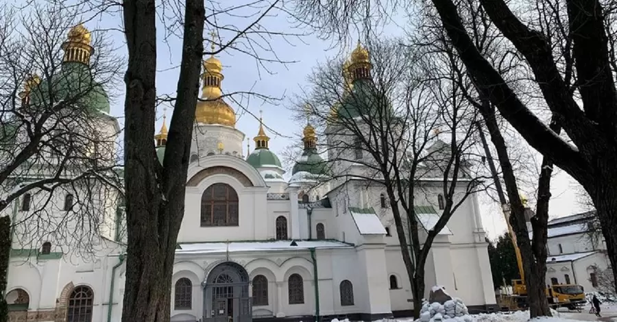 У Києві з куполів Софійського собору зняли хрести