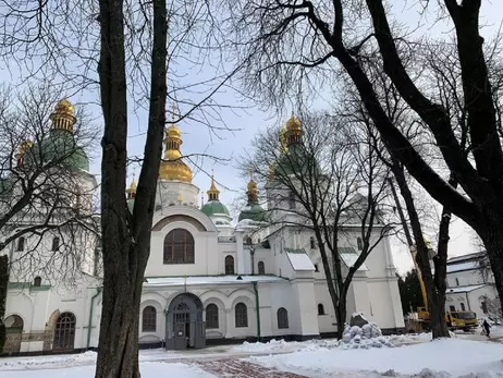 У Києві з куполів Софійського собору зняли хрести