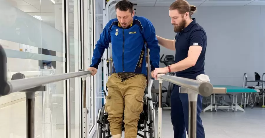 Благодаря уникальной операции во львовской больнице защитник из Донбасса впервые за 14 месяцев встал на ноги