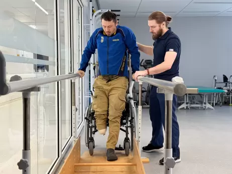 Завдяки унікальній операції у львівській лікарні захисник з Донбасу вперше за 14 місяців встав на ноги
