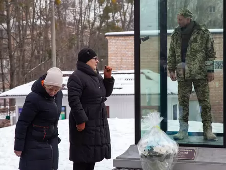 Авторы памятника Мациевскому заявили, что их консультировали мать и жена погибшего героя