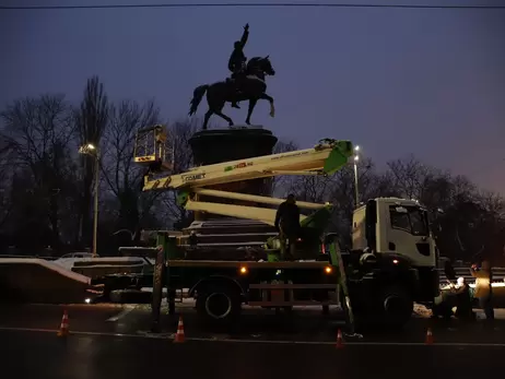 У Києві розпочали демонтаж пам'ятника Щорсу