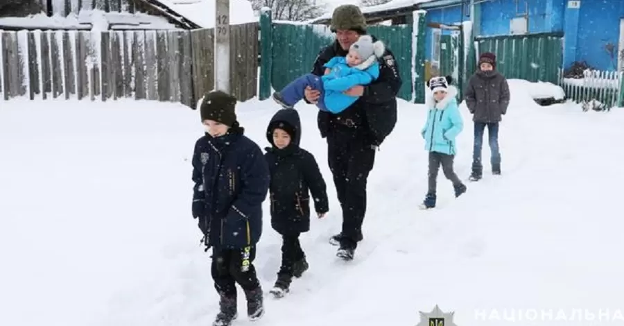 В Черниговской области эвакуировали в безопасное место семью с шестью детьми и котом
