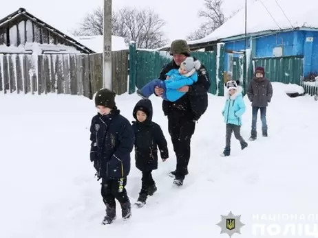 На Чернігівщині евакуювали у безпечне місце сім'ю із шістьма дітьми та котом