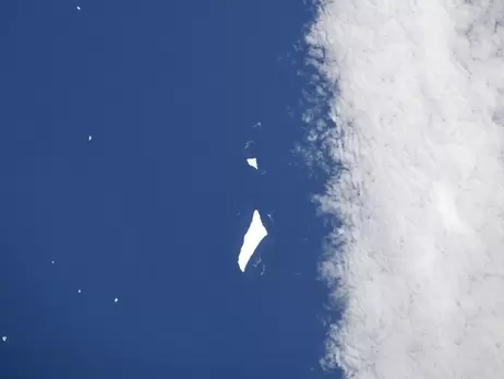 Астронавт із космосу показав, як виглядають гігантські айсберги у Південній Атлантиці 