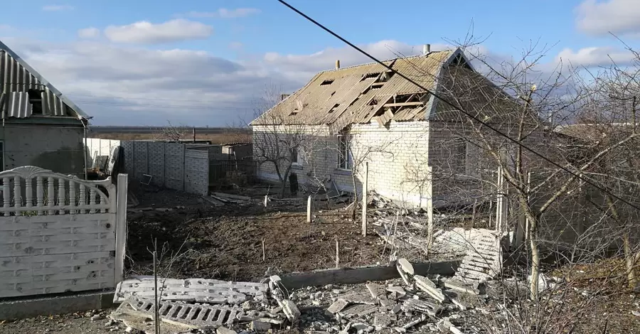 Російські військові обстріляли центральний район Херсона, є загиблий та поранена