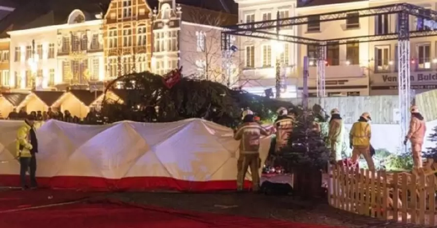 У Бельгії на площі впала різдвяна ялинка, одна людина загинула, двоє отримали поранення