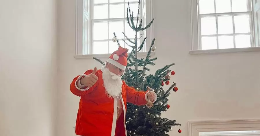 Борис Джонсон у костюмі Санта-Клауса показався біля різдвяної ялинки