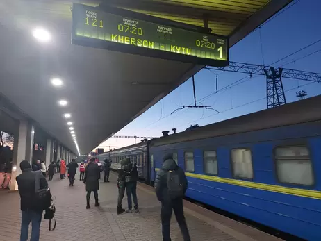 Пасажири з Херсону дістались до Києва та розповіли про обстріл вокзалу