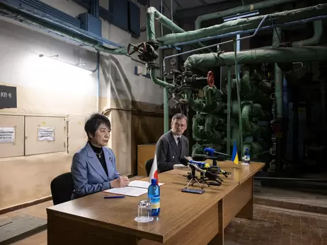 Глава МЗС Японії провела пресконференцію в укритті через повітряну тривогу у Києві