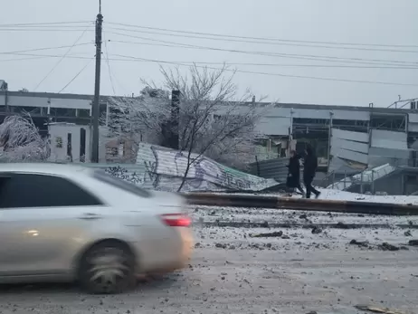 Торговельний центр у Кривому Розі пошкоджено внаслідок ракетного удару, загинула жінка