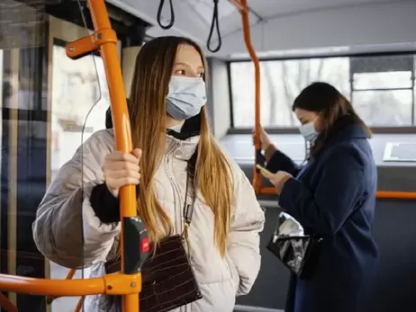 Влада Києва рекомендувала знову носити маски через новий спалах коронавірусу