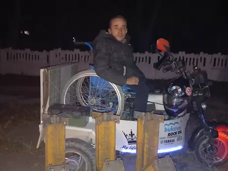 Волонтер из Буковины, передвигающийся на инвалидном кресле, делает турбопечки для ВСУ