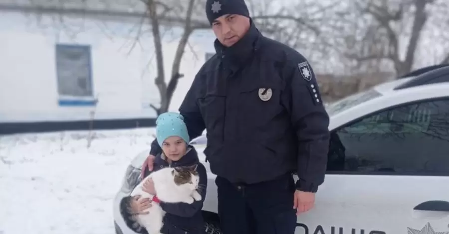 В Черкасской области маленькая девочка вызвала полицейского, когда ее кот упал в яму