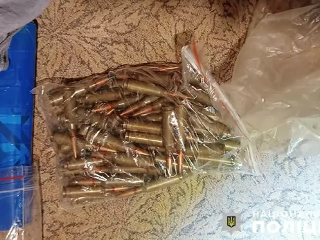 У Києві затримали чоловіка, який зберігав удома арсенал зброї та наркотики