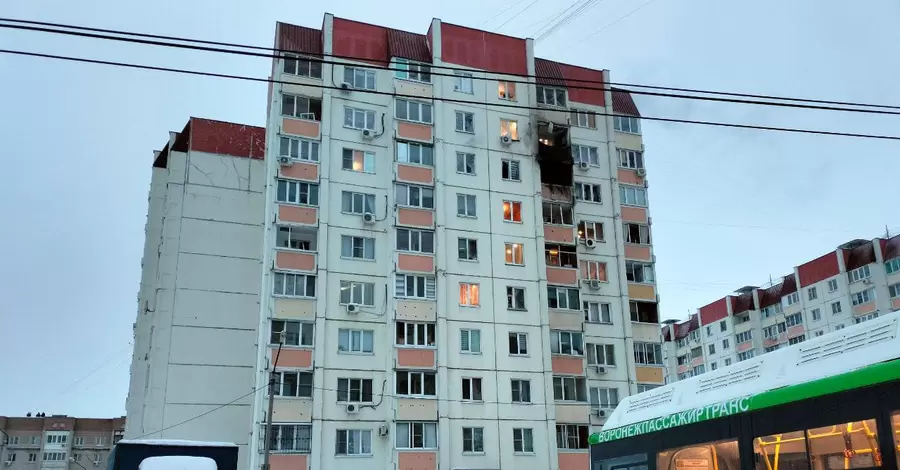 В Воронеже фрагмент сбитого дрона попал в многоэтажку, в городе ввели режим ЧС