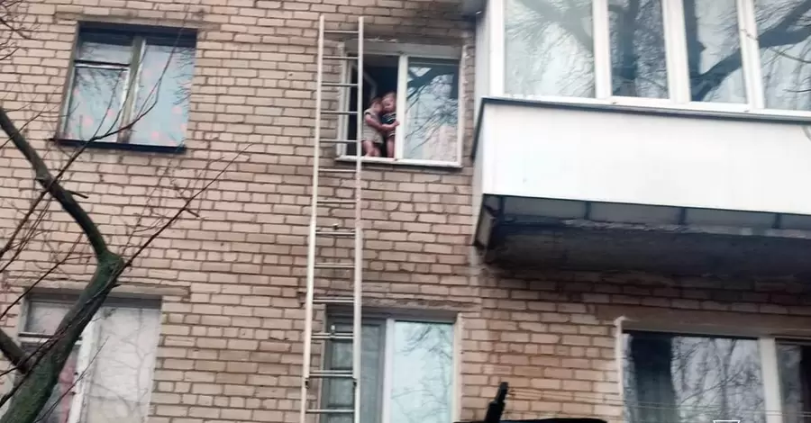 У Павлограді двоє маленьких дітей ледь на випали з вікна на третьому поверсі
