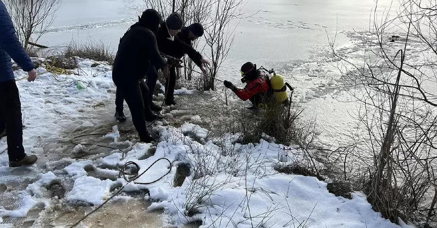 На Закарпатье под лед провалились два рыбака, один погиб
