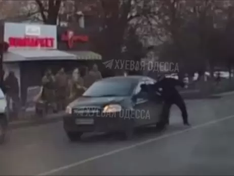 Стекло водителю в Одессе разбил не полицейский из-за требования ТЦК остановиться