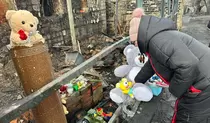 В Харькове люди приносят цветы, лампадки и игрушки в дом, где вечером 9 февраля после обстрела РФ сгорела заживо семья