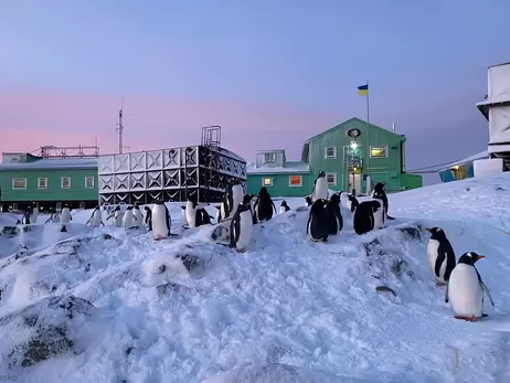 Українські полярники показали, як виглядає літня ніч біля станції 
