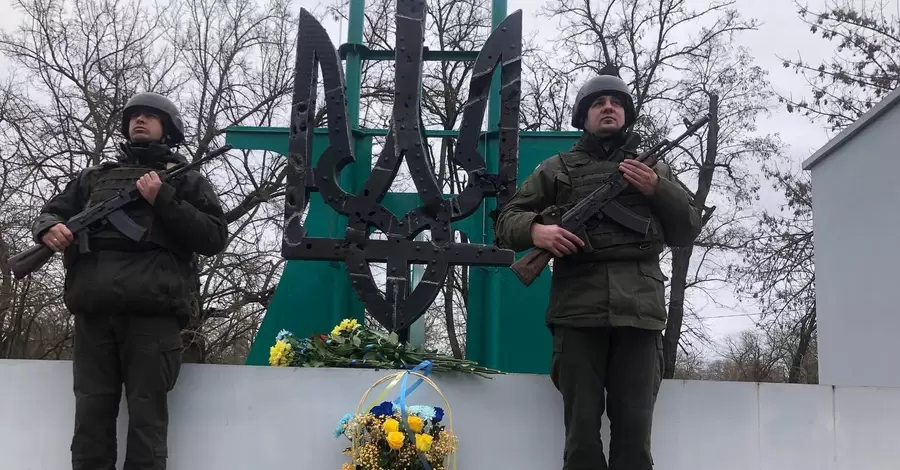 На Алеї Героїв Небесної Сотні у Херсоні відновили герб України, який демонтували окупанти