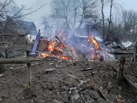 На Сумщині російський дрон влучив у житловий будинок з 5 людьми, триває розбір завалів