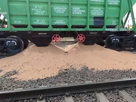 Польские фермеры перекрыли железную дорогу и рассыпали украинское зерно из грузового вагона