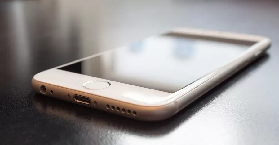 Компания Apple попросила не сушить iPhone в рисе