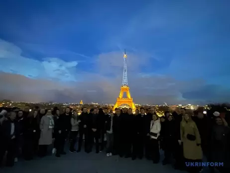 Эйфелевую башню подсветили цветом флага Украины