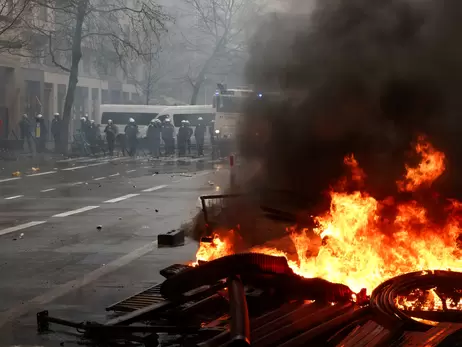 В центре Брюсселя протестуют фермеры, полиция применила водометы  