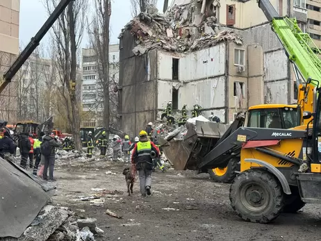 Удар дронів по багатоповерхівці Одеси: рятувальники дістали з-під завалів тіло дитини