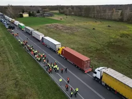 На кордоні з Польщею у черзі стоять майже 2,5 тисячі вантажівок