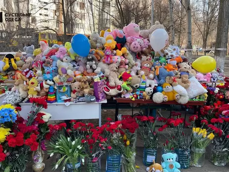 Одесситы продолжают нести игрушки и цветы к дому, где погибли 12 человек