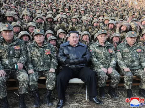 Лідер Північної Кореї позував із солдатами і закликав посилено готуватися до війни