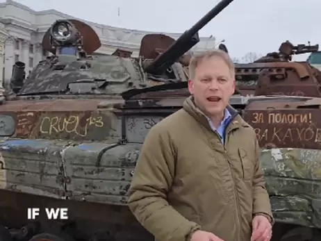 Министр обороны Британии снял видео в Киеве на фоне трофейного танка и призвал помогать Украине
