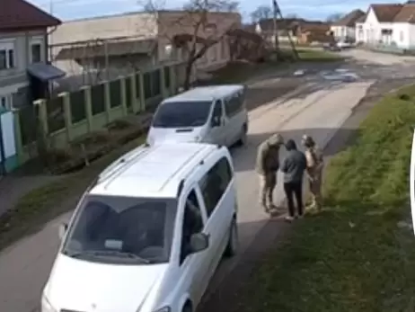 В Мукачево люди в военной форме силой затолкали мужчину в бус - начались проверки 