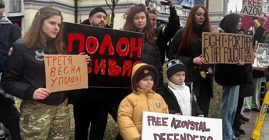 MONATIK з дружиною та синами вийшов на мітинг у Києві на підтримку полонених військових 